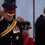 Permiten al príncipe Harry lucir su uniforme militar en la vigilia por Isabel II