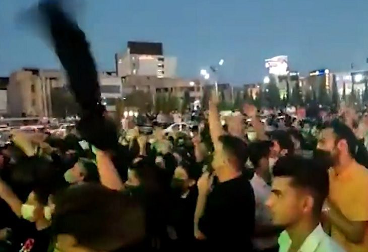 Miles de personas siguen en las calles de Irán tras muerte de Mahsa Amini