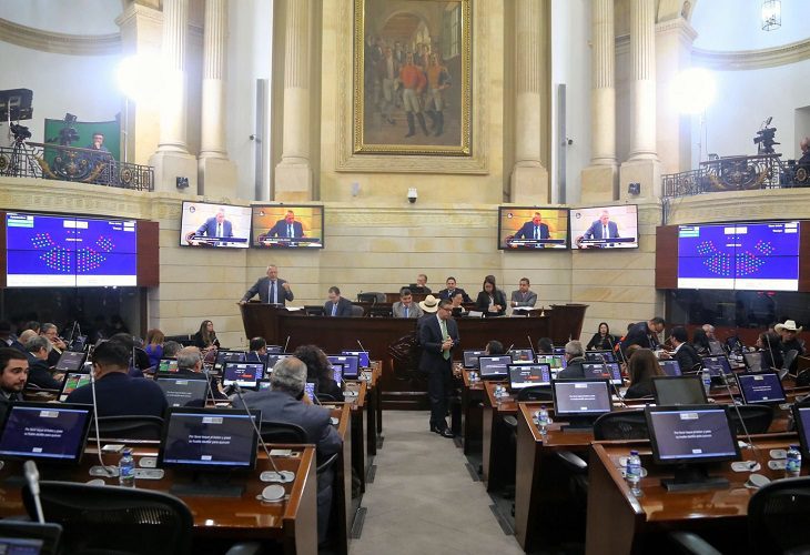 Salario de los congresistas colombianos tendría reducción de 7 millones de pesos--Congresistas del Centro Democrático y Partido Liberal absueltos en caso de 'vaca' para vías 4G