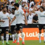 Cavani estrena su cuenta goleadora en el Valencia con doblete en Mestalla