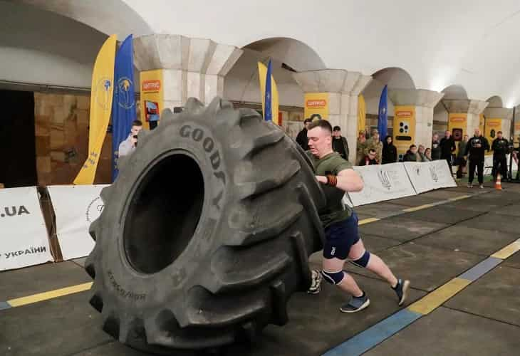 El Ejército ucraniano celebra competencia de militares en el metro de Kiev