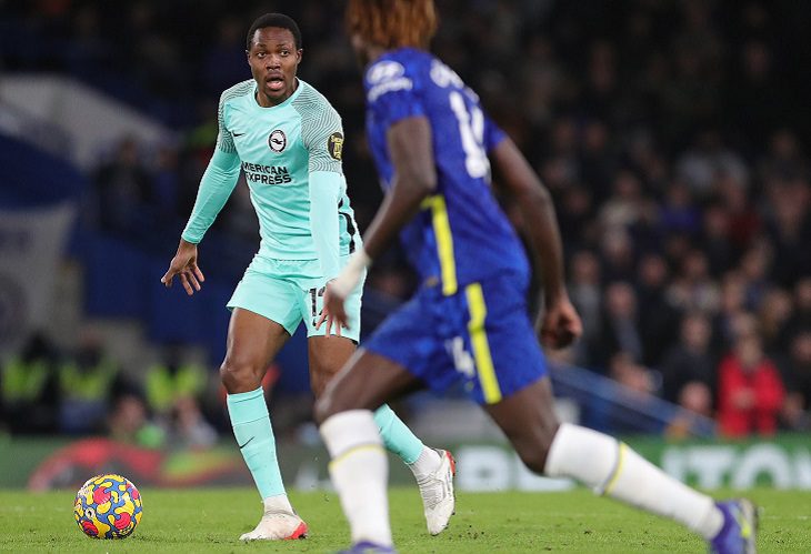 Enock Mwepu, jugador del Brighton, se retira del fútbol a los 24 años por su salud