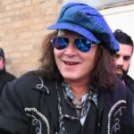 Johnny Depp aparece irreconocible tomándose fotos con fans en Nueva York