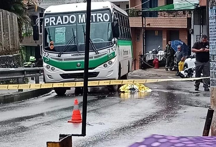 Muere motociclista embestido por bus en vía a San Antonio de Prado, Medellín