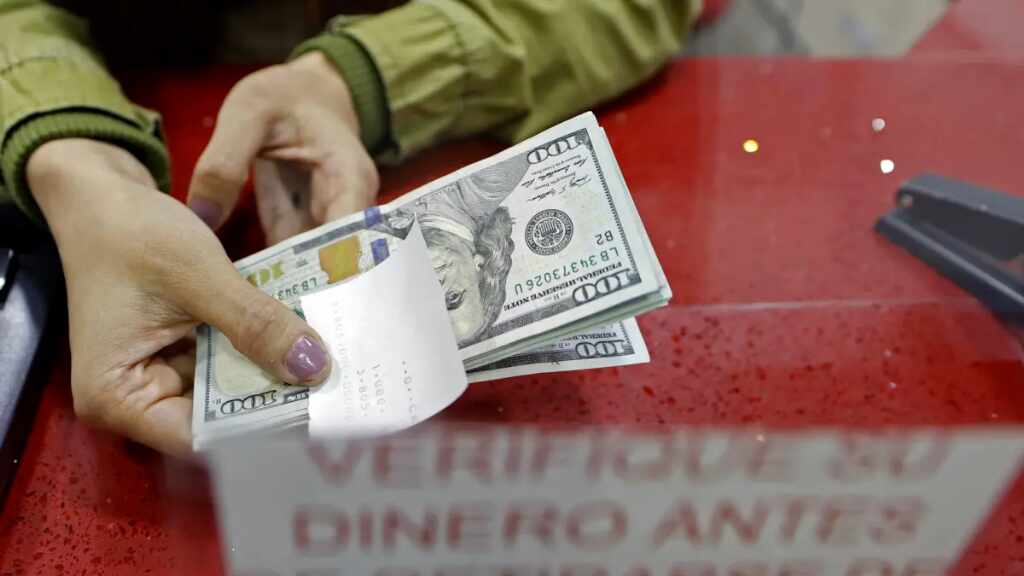 El precio del dólar en Argentina toca un nuevo récord en la plaza informal