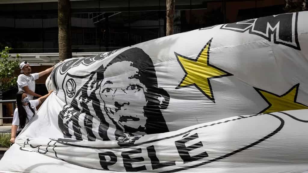 Hinchas hacen vigilia frente al hospital para pedir por la salud de Pelé