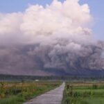 Indonesia eleva al máximo nivel la alerta tras la erupción de un volcán