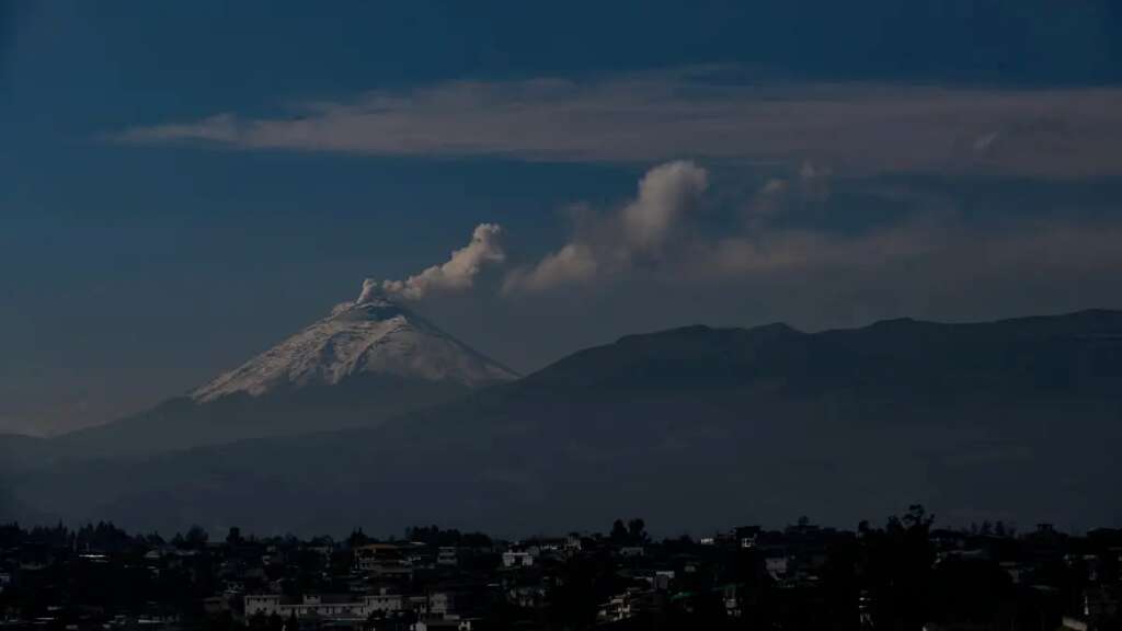 “Muy leve” caída de ceniza de volcán Cotopaxi en población cercana a Quito