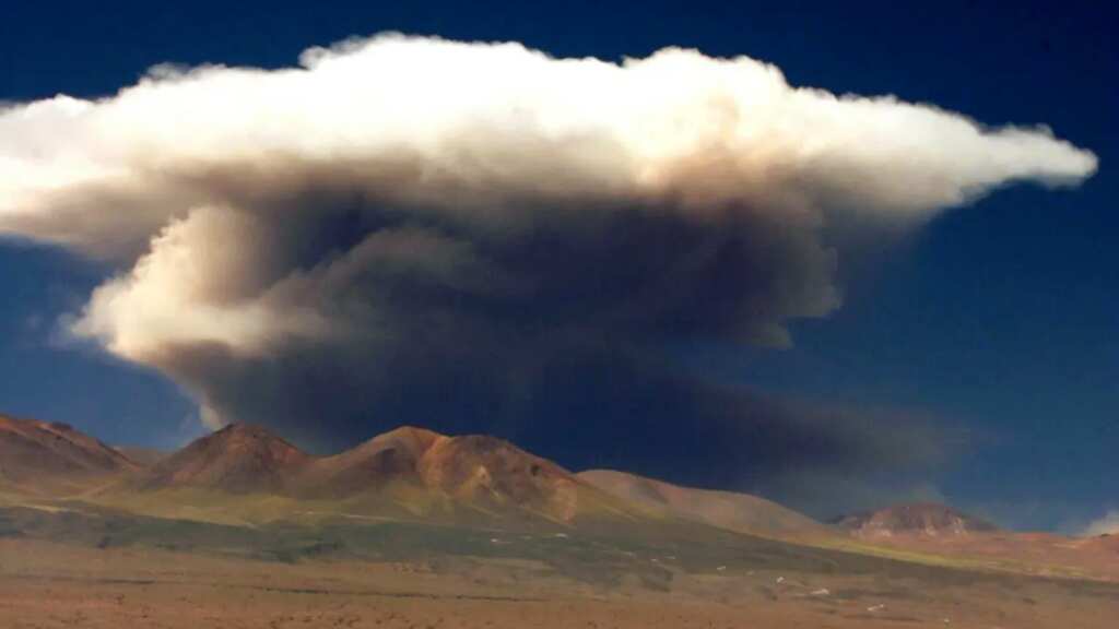 Volcán Láscar al norte de Chile registra pulso eruptivo