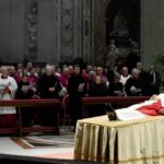 Benedicto XVI es despedido por miles de fieles en la basílica de San Pedro