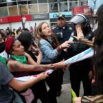 Cientos marchan en Ciudad de México para sacar al Ejército del metro