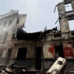 Continúa la labor de extinción de un incendio en una casa de Lima que ardió en las protestas