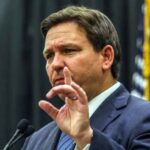 DeSantis pide a universidades de Florida datos sobre la reasignación de género