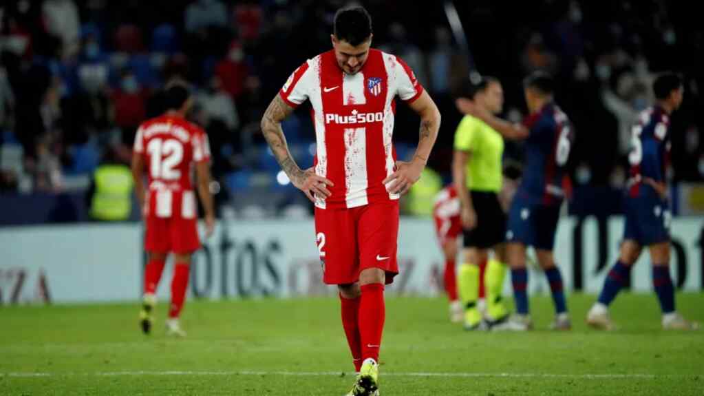 El Atlético, frente al abismo y el Levante