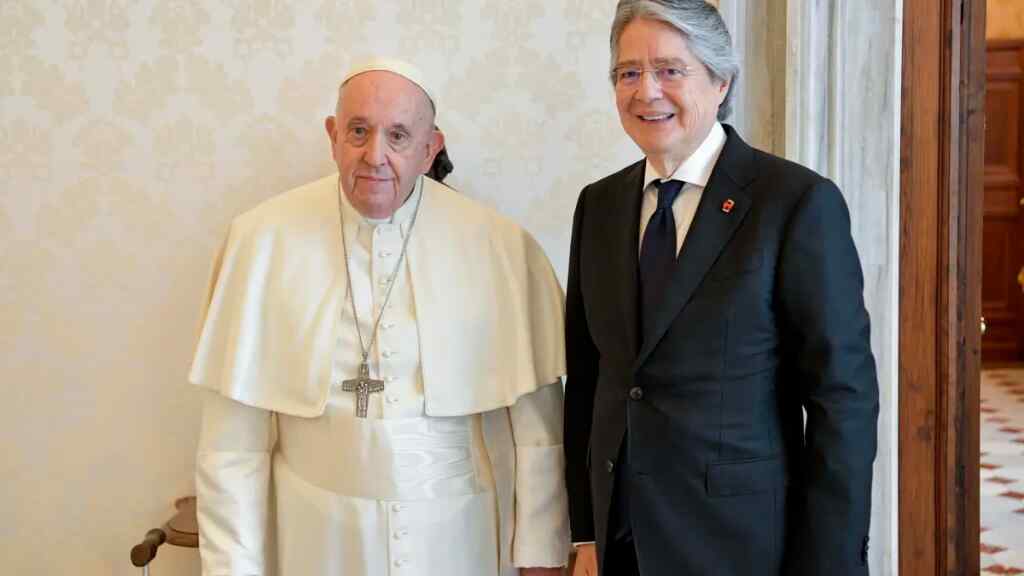 Lasso se reunió con el papa y le regaló un cuadro hecho por un preso