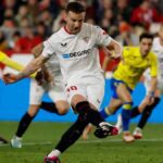 Rakitic, casi al final y de penalti, saca del descenso al Sevilla