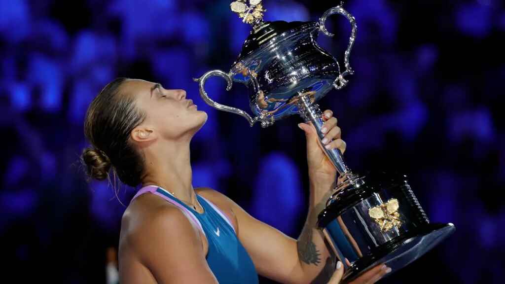 Sabalenka logra su primer grande tras remontar a Rybakina