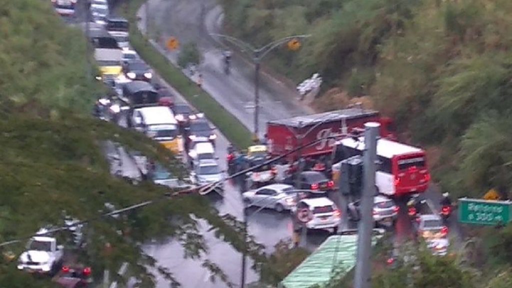 Accidente múltiple -trancón en la vía al túnel de Occidente - por blanquizal