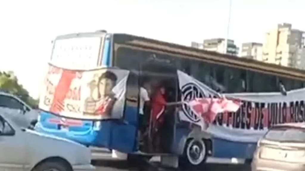 Hincha de River Plate muerto tras ser arrollado al caer de un omnibus