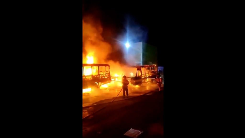 Ocho buses del SITP se quemaron en un parqueadero en Bosa