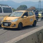 En Medellín le dispararon a un taxista en la cara en el puente de la 30