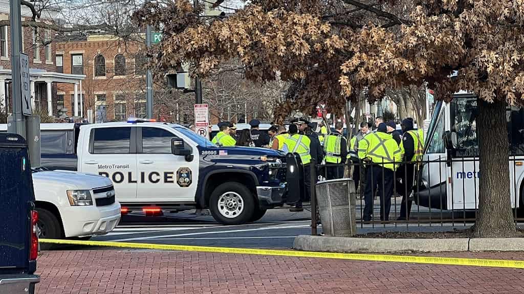 Detienen a un hombre tras matar a 6 personas en varios puntos de la misma ciudad en EEUU - Tirador mató a una persona en estación del metro de Washington DC