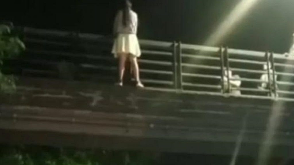 Una mujer se iba a lanzar de un puente en la avenida Regional y la policía la detuvo - Medellín