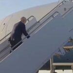 Biden vuelve a tropezar subiendo los escalones del Air Force One