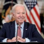 Biden se sonríe y evita hacer comentarios sobre Trump