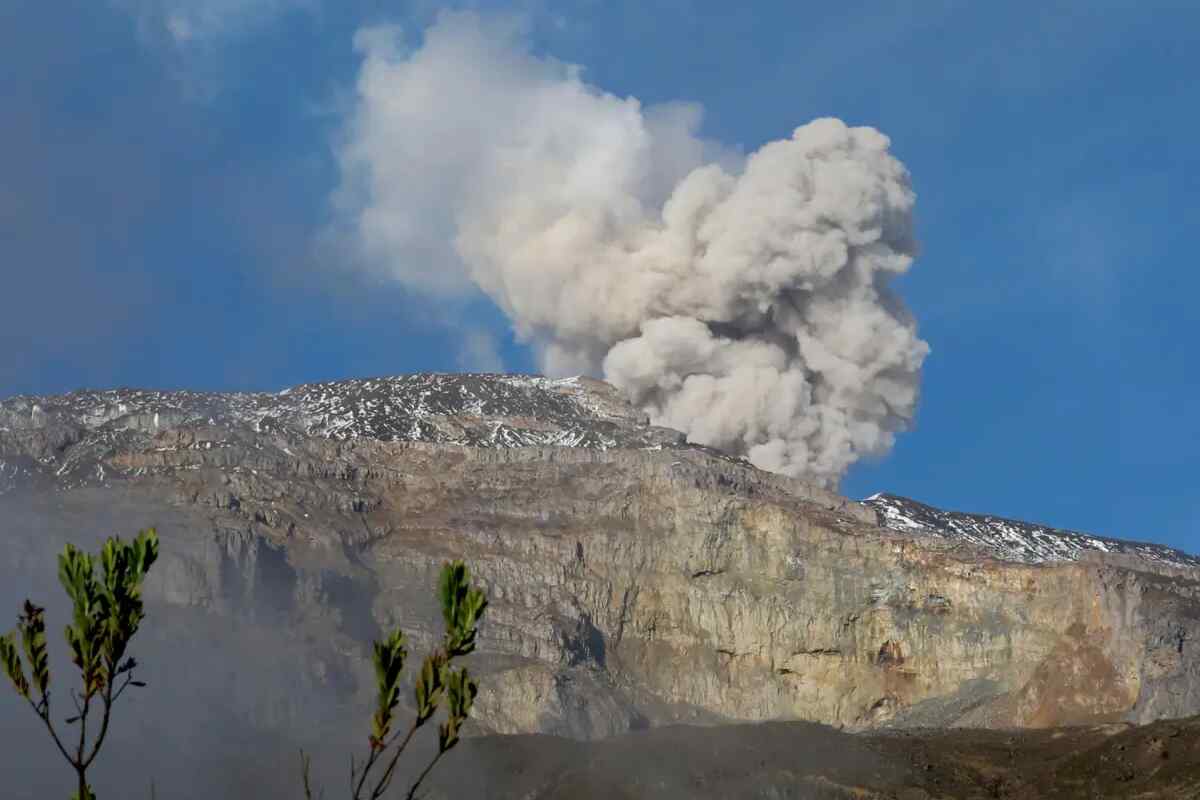 El volcán Nevado del Ruiz sigue con actividad inestable y en alerta naranja