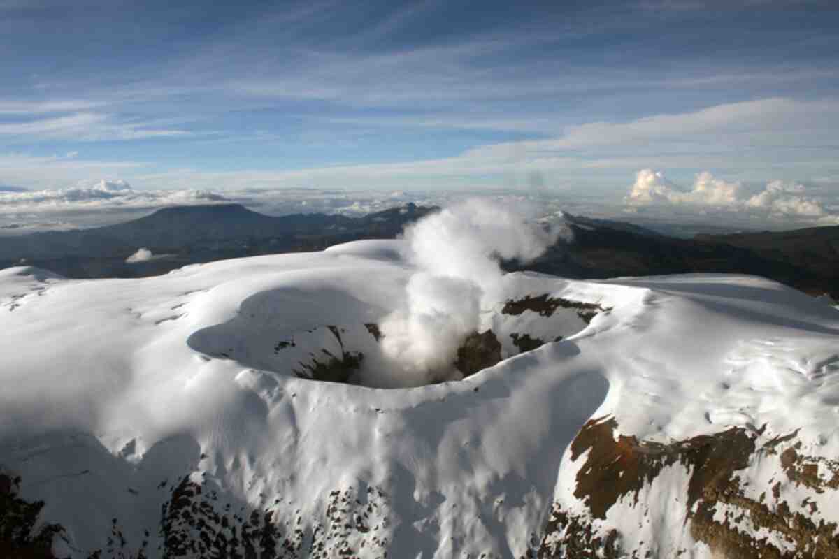 El Nevado del Ruiz muestra este martes una gran columna de humo y activa las alarmas