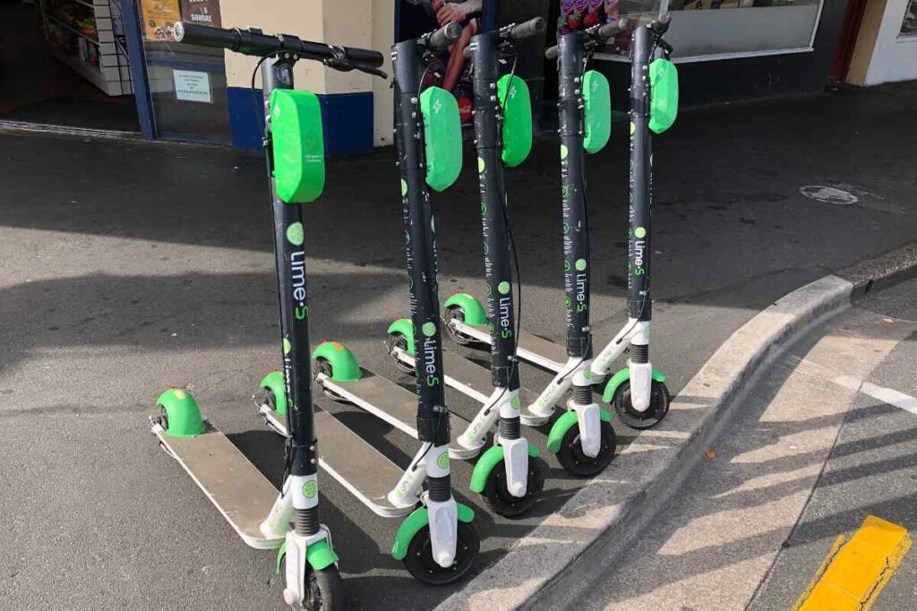 París prohíbe las patinetas eléctricas para reducir molestias en las calles y aceras