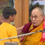 Polémica por supuesto video del Dalai Lama pidiéndole a un niño que chupe su lengua