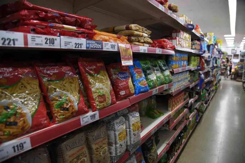 La inflación llega en Argentina al 108,8 % anual en abril, con la ropa y los alimentos en el podio