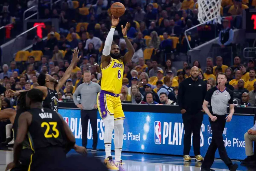 Los Lakers funden a los Warriors y mandan por 2-1 en la serie