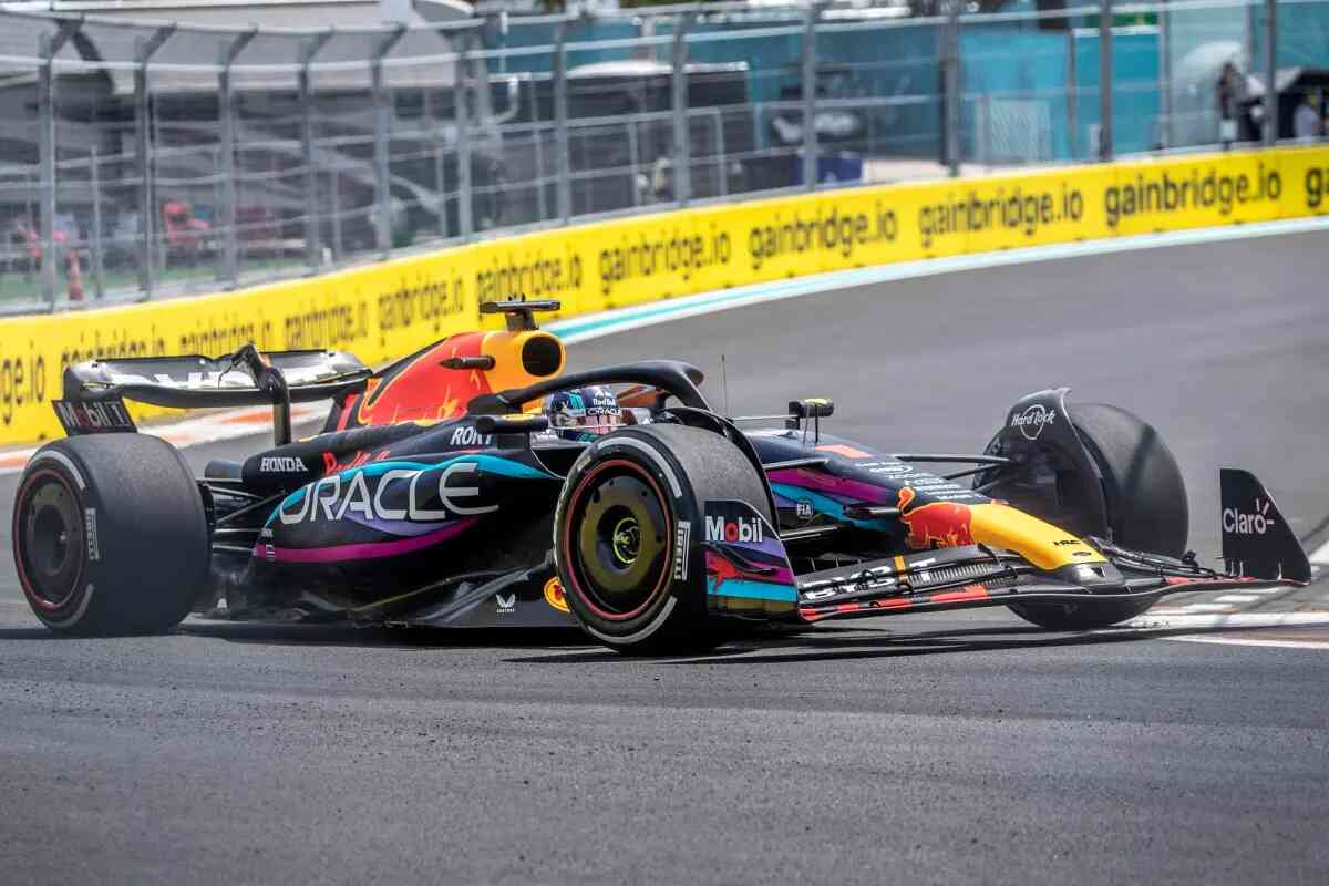 Verstappen delante de un 'reanimado' Sainz en los libres de Miami