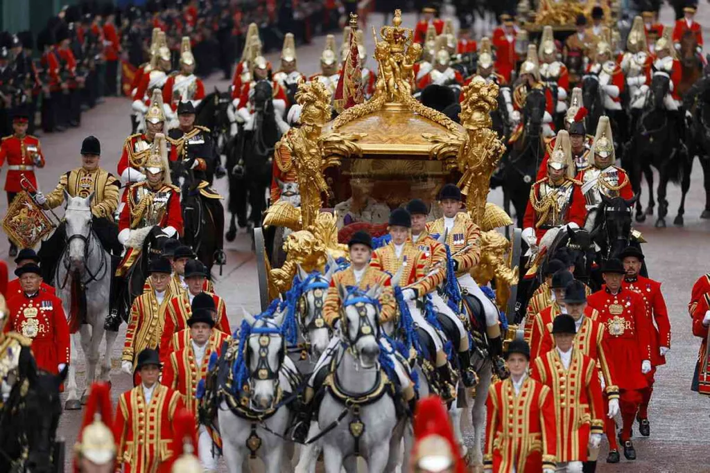 La realeza británica se reúne en el balcón del Palacio de Buckingham para conmemorar la coronación de Carlos III y Camilla