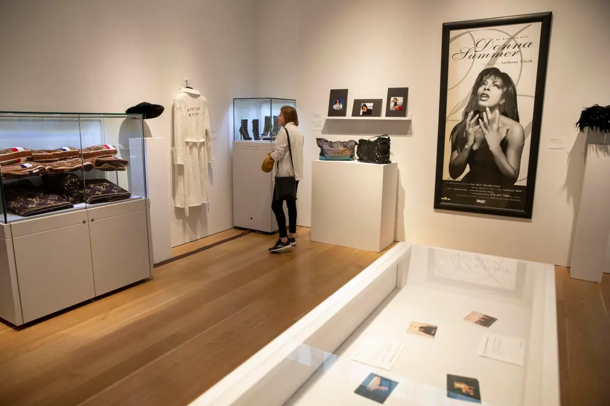 Salen a la venta fotos, pinturas y ropa de la reina de la música disco Donna Summer