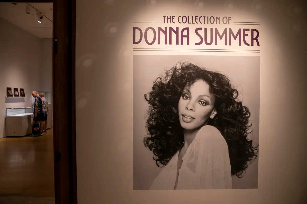 Salen a la venta fotos, pinturas y ropa de la reina de la música disco Donna Summer