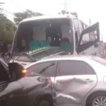 Bus se salta el separador y provoca accidente en el sector de la Feria de Ganado-autopista norte