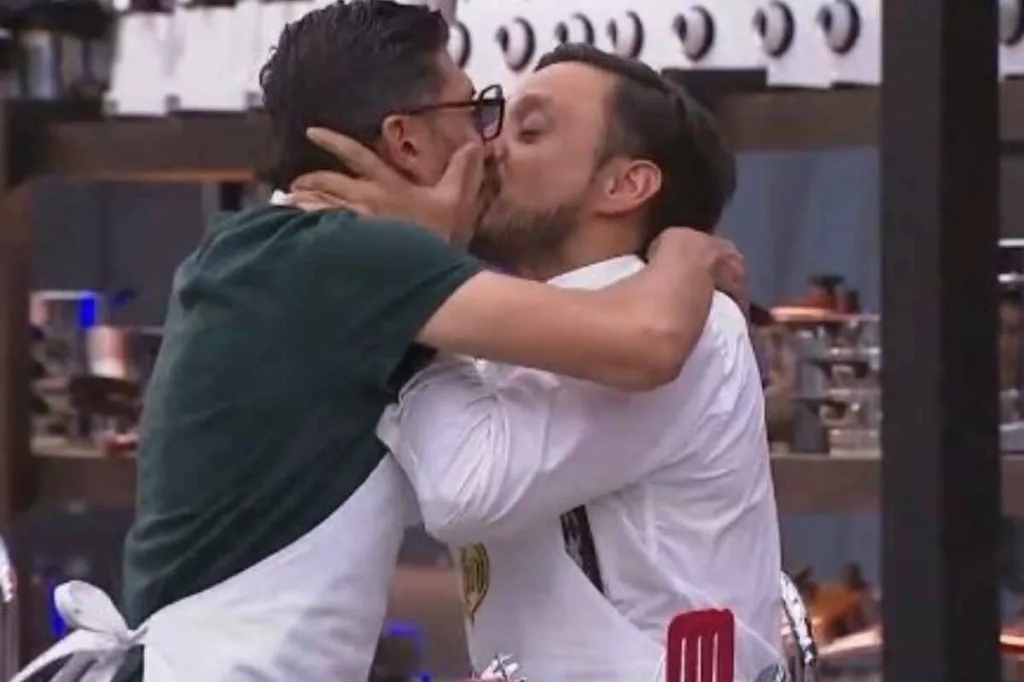  Jairo Ordóñez y Juan Pablo Barragán se besan tras ganar el reto de chocolate en MasterChef