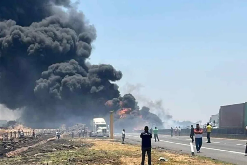 Cinco muertos y 14 heridos por carambola en autopista México-Lagos