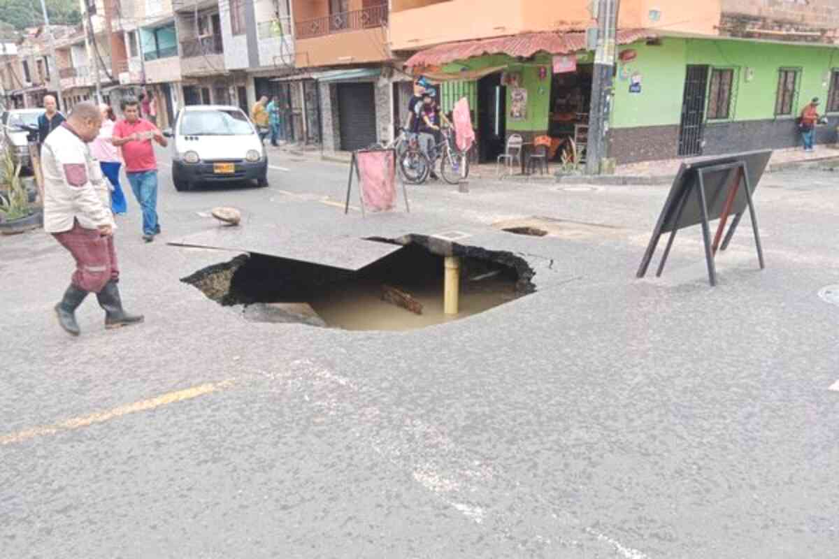 Hueco gigante se abre en una calle de El Congolo, en Bello por, aguas subterráneas