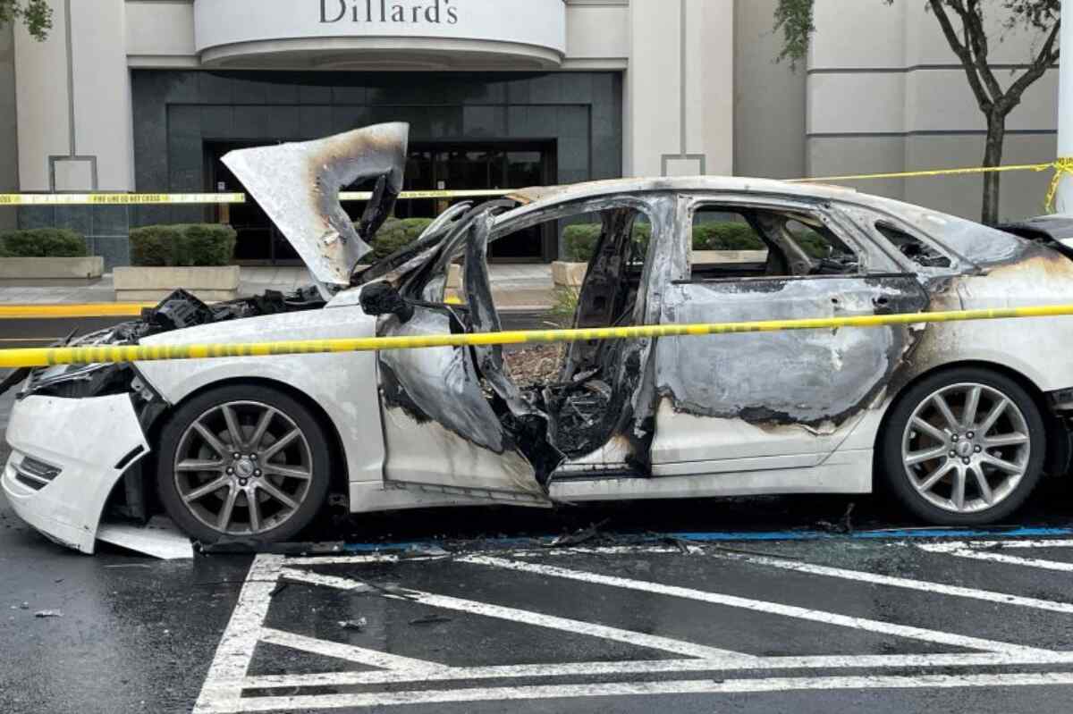 Mujer detenida- Madre arrestada tras incendiarse su automóvil con sus hijos adentro durante un robo en Florida