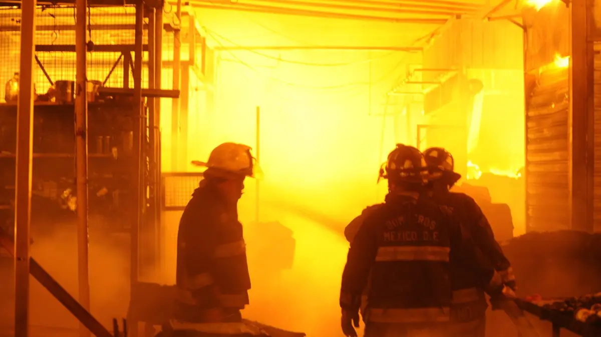 Al menos ocho muertos por un incendio en un mercado de abasto del Estado de México