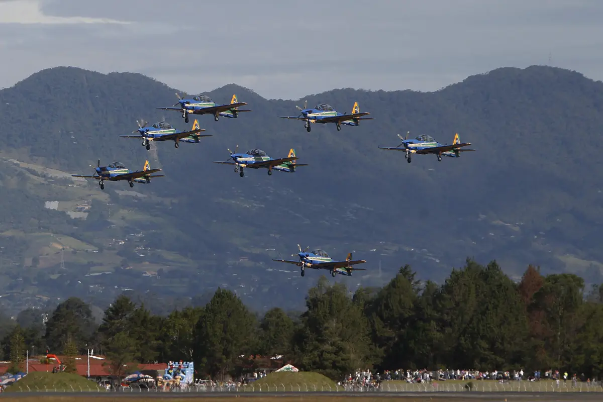 El escuadrón Fumaça de Brasil surca el cielo colombiano con su espectáculo aéreo 2