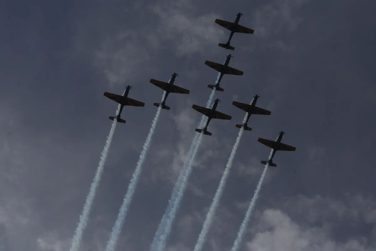 El escuadrón Fumaça de Brasil surca el cielo colombiano con su espectáculo aéreo 2