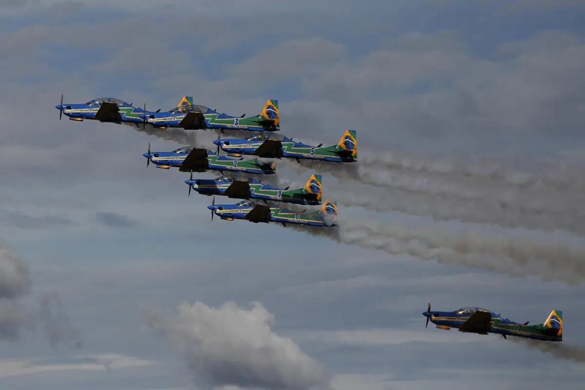 El escuadrón Fumaça de Brasil surca el cielo colombiano con su espectáculo aéreo