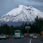 El volcán ecuatoriano Cotopaxi emite ceniza que puede afectar a poblaciones cercanas