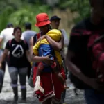 La mujer migrante es víctima de más ataques, que se intensifican en la selva del Darién -- Petro mintió sobre propuesta de EE.UU. de construir un muro en el Darién